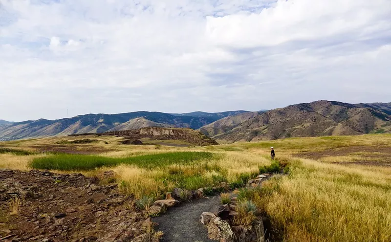 Image: Panoramic mountain views on top of grassy North Table in Golden