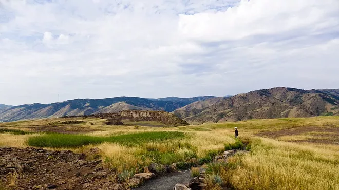 Panoramic mountain views on top of grassy North Table in Golden