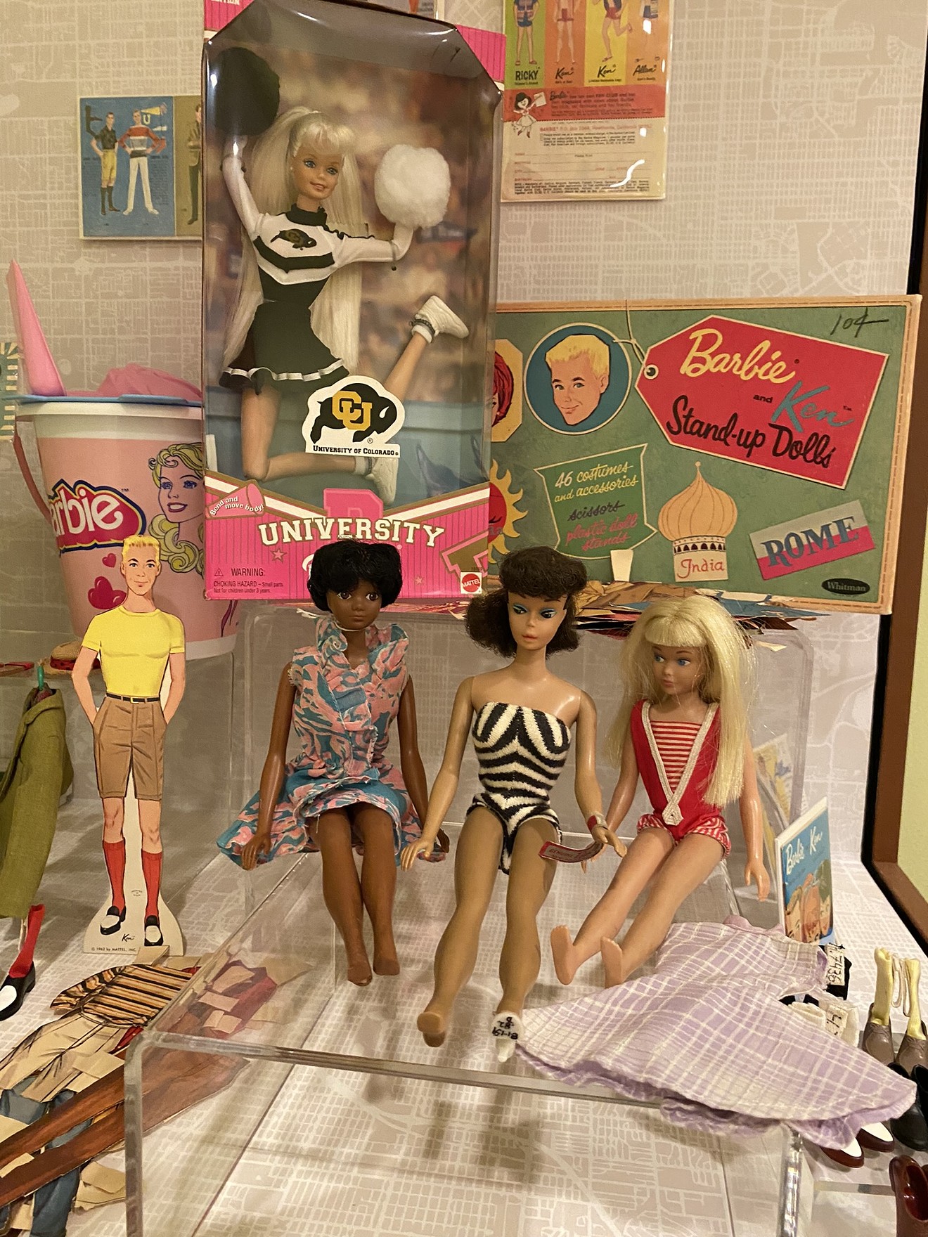 A paper-doll Ken, CU Barbie, Christie, Barbie and Skipper.