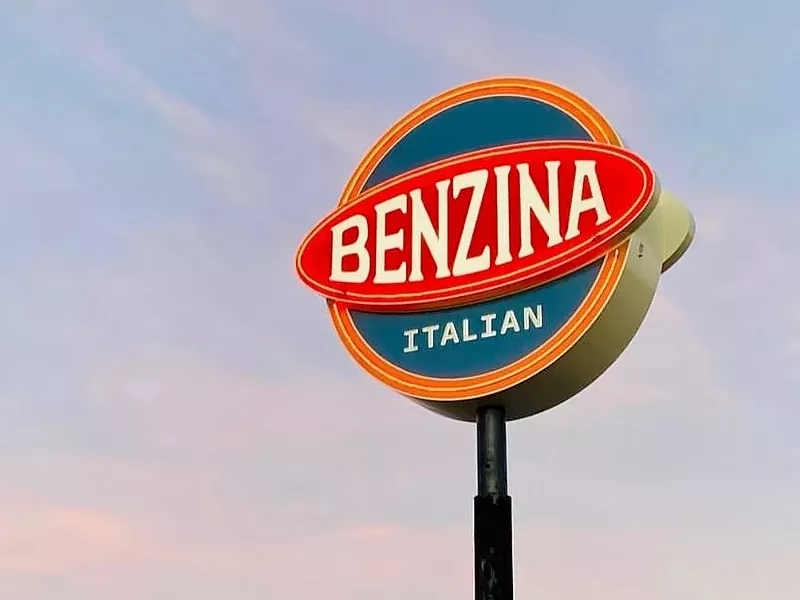 Image: blue and red "benzina" sign