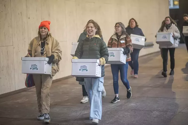 Image: young women delivering eptitions