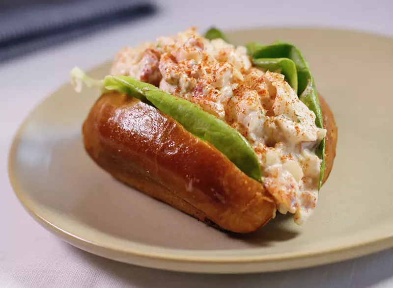 Image: lobster meat on a roll