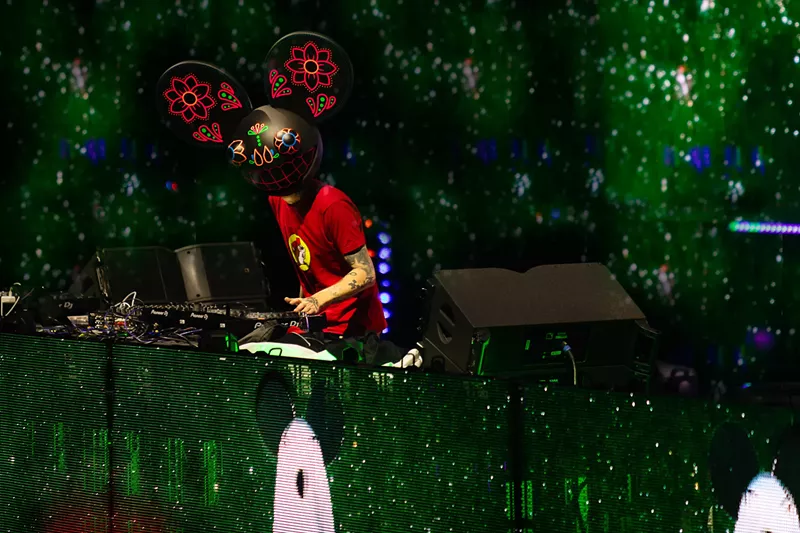 Image: Deadmau5 deputed a dia de los Muertos hemet for the occasion.