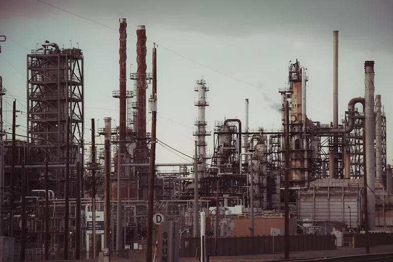 Image: Oil refinery with gray skies