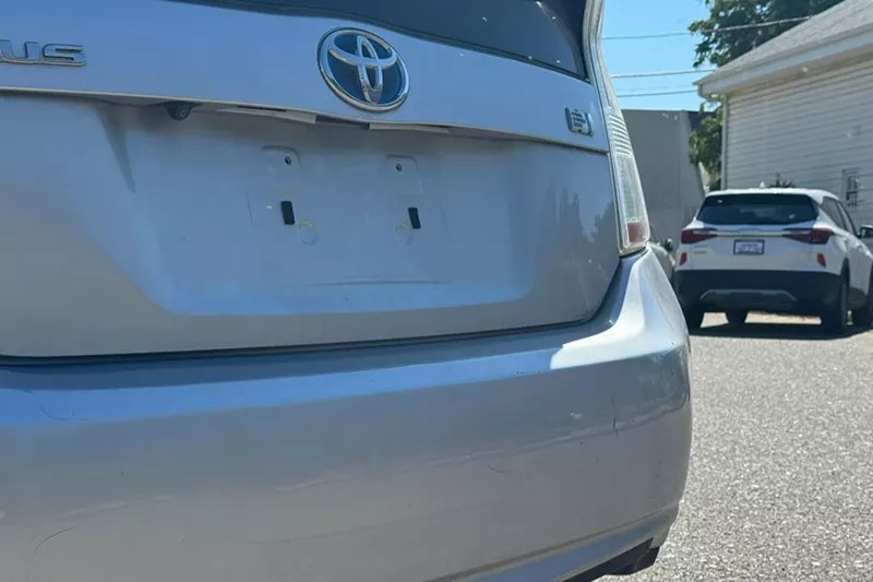 Image: A car has no license plates.