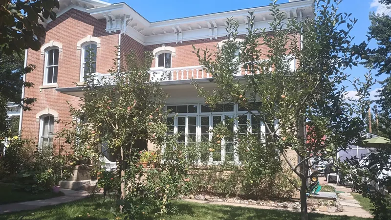 Image: Large mansion and