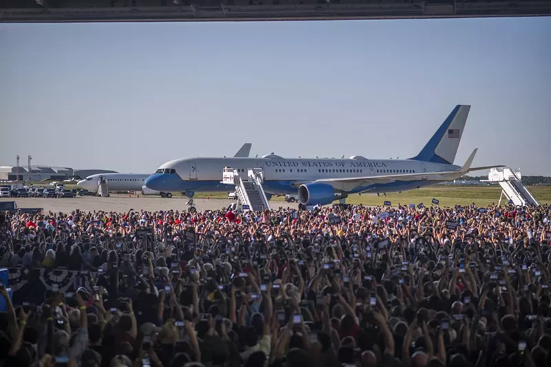 Image: crowd greeting airplaine