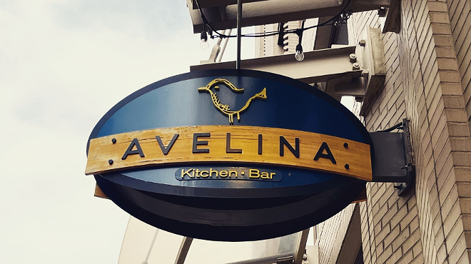 a blue sign that says "avelina"