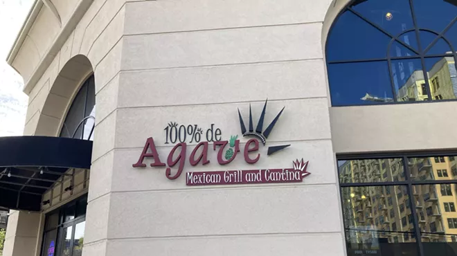 "100% de agave" sign on the side of a building
