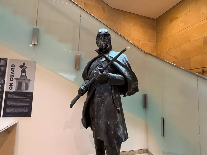 Image: statue of soldier