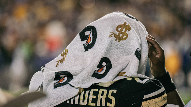 Football player with towel on head