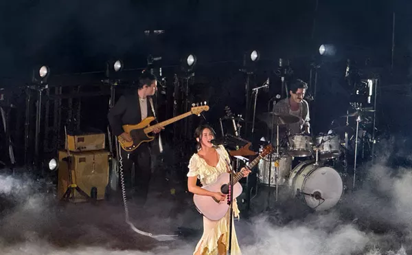 Image: Review: Gracie Abrams Ends U.S. Tour on a High Note