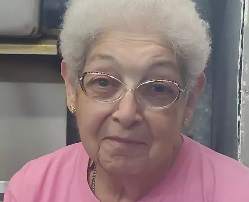 Image: woman in pink shirt, glasses