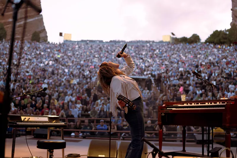Image: Woman sings in front of crowd