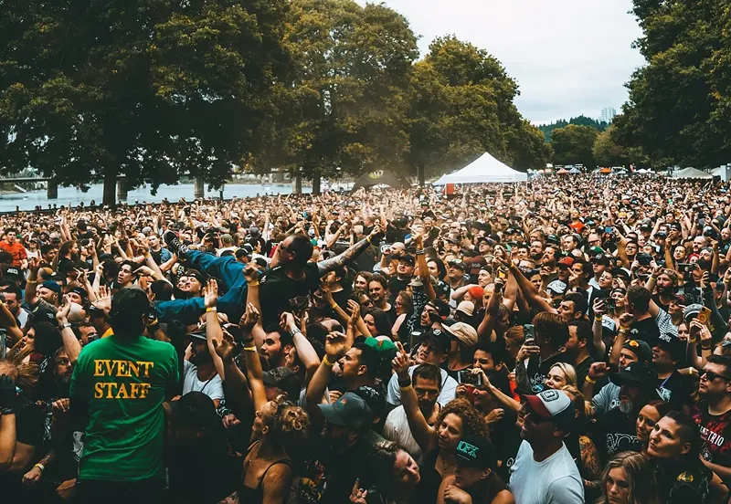 Image: A crowd of people