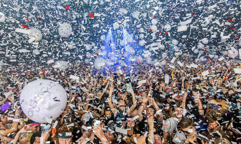 Image: crowd of people dancing