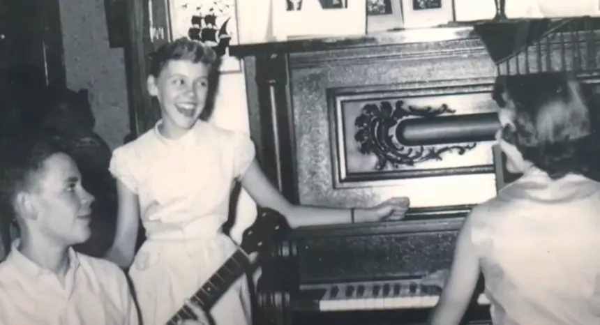 Maggie Peterson (center) with her brother on banjo and sister on piano. - YOUTUBE