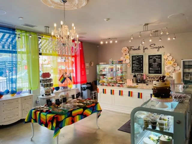 La boulangerie décorée pour Pride.  Ce sera également dans un épisode de la prochaine émission Discovery +, Generation Drag.  - MICHELLE HADDEN-WEEKLEY