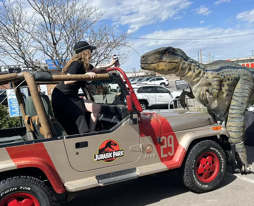 jeep jurassic park with dinosaur