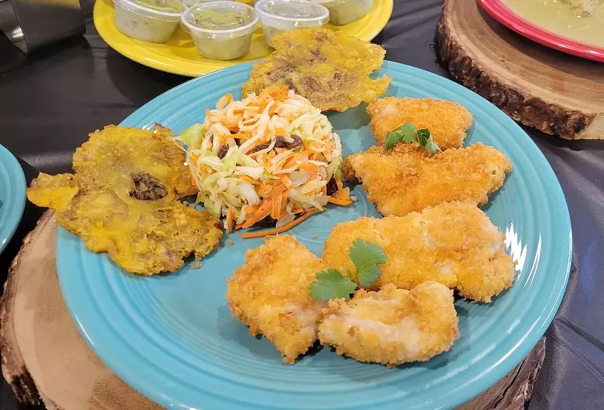 tostones y ensalada de col en el plato azul