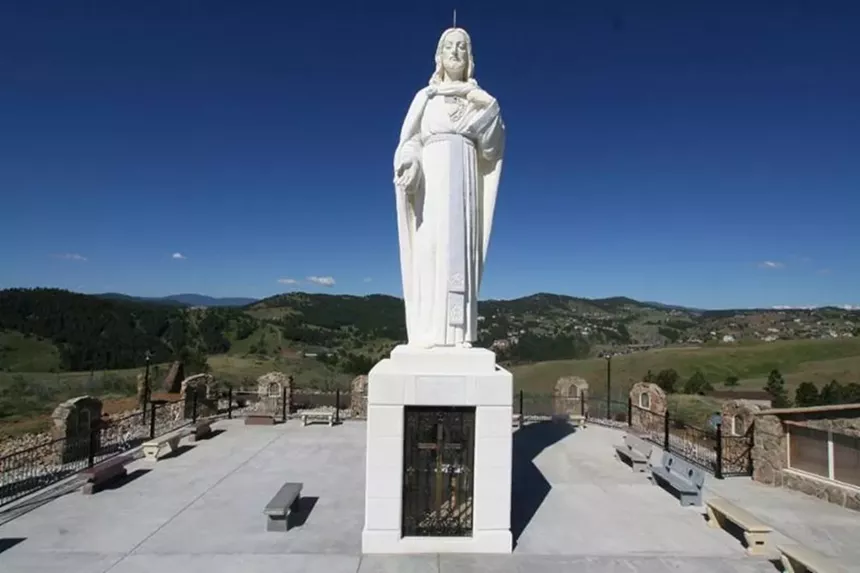statue of nun abobe mountains