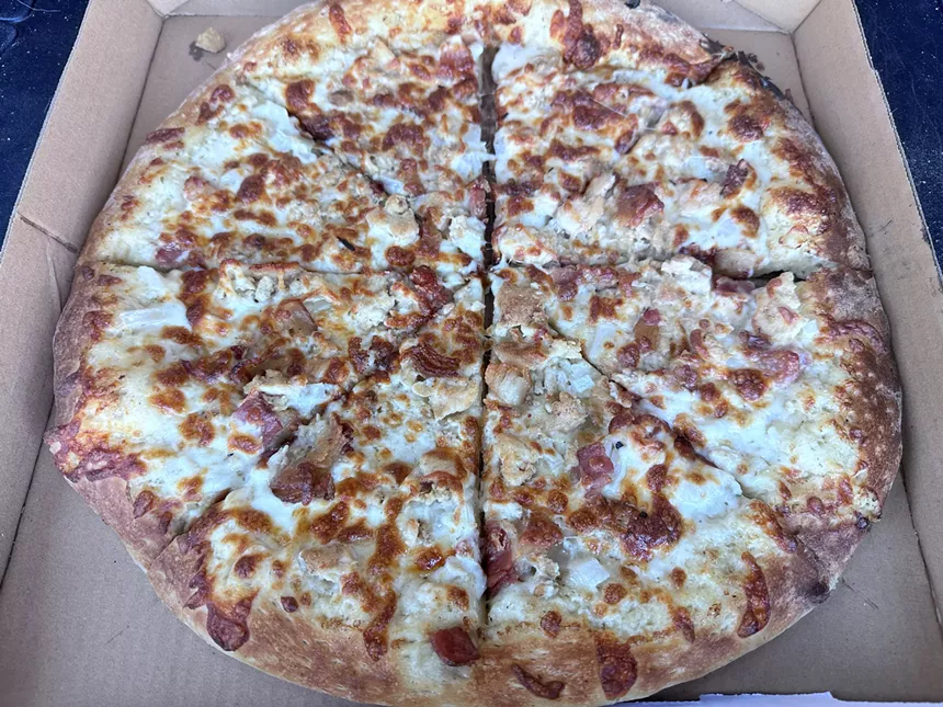 pizza topped with chicken, bacon and ranch