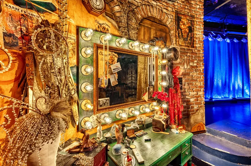 decor inside cabaret