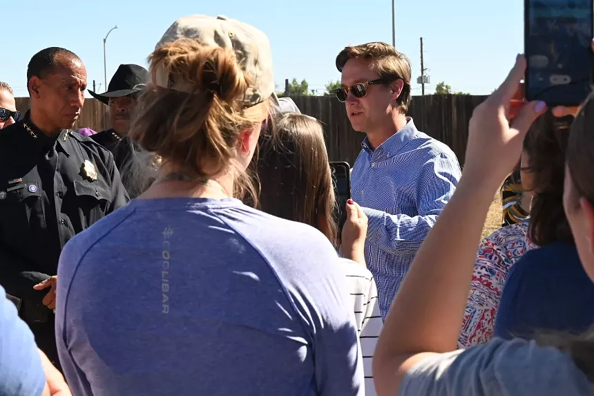 Mayor Mike Johnston speaks to Overland neighborhood residents.