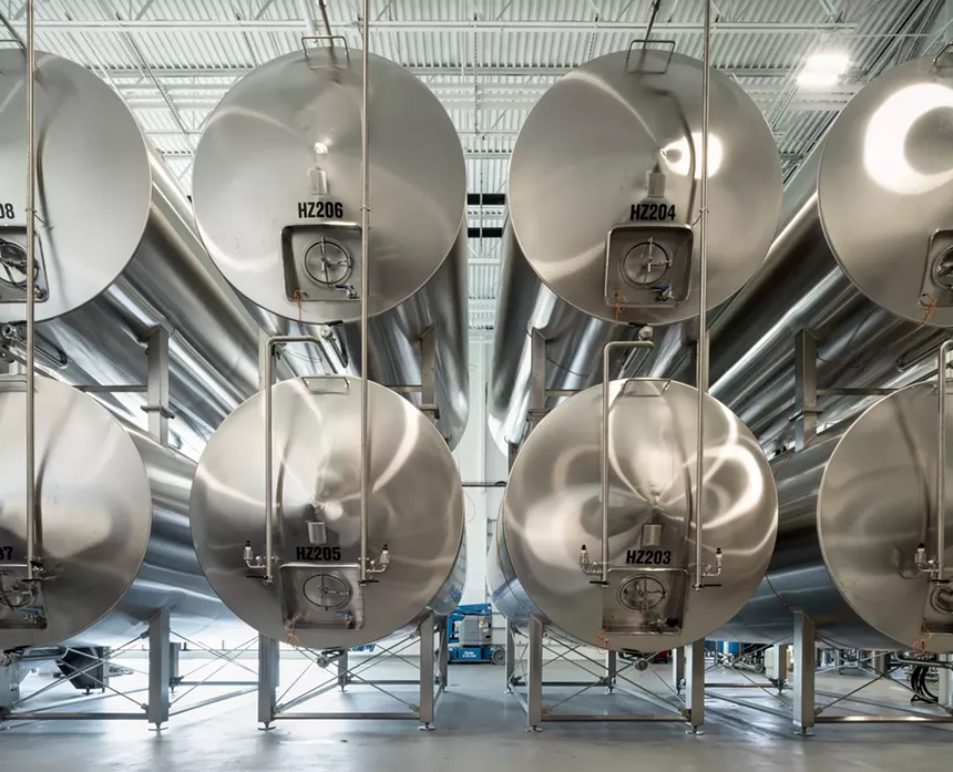 Horizontal lagering tanks.