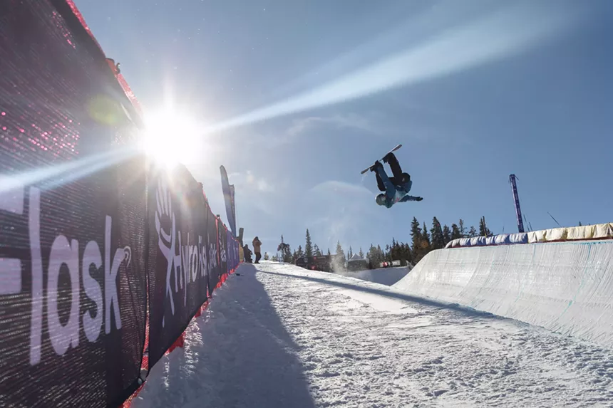 Snowboarding Halfpipe