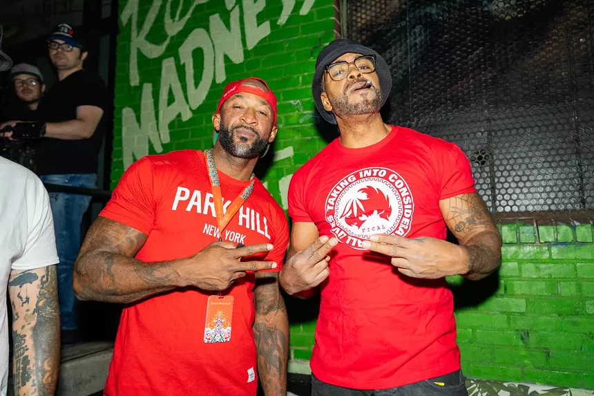 Method Man poses with fan