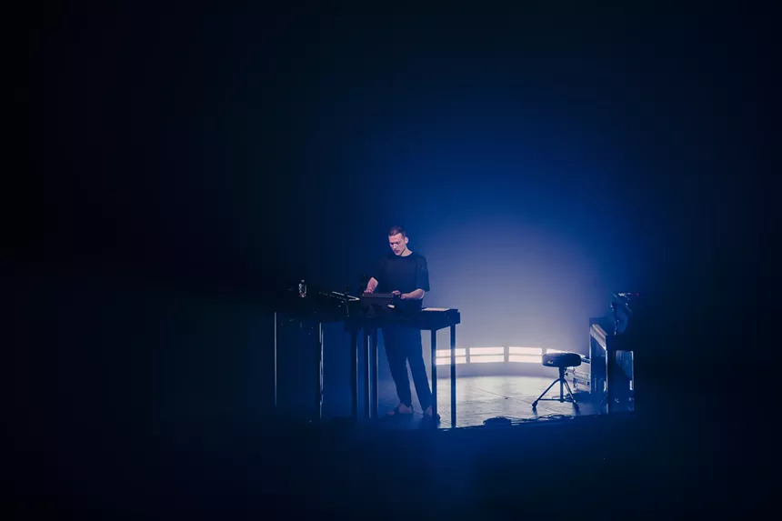 A photo of Ben Böhmer on stage.