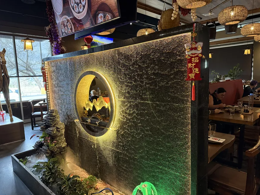 decor in cheinse restaurant