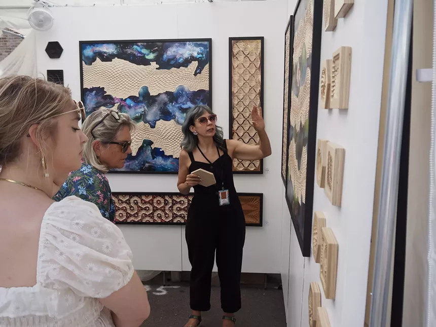 people talk to an artist