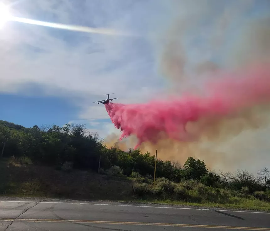 plan drops fire retardant