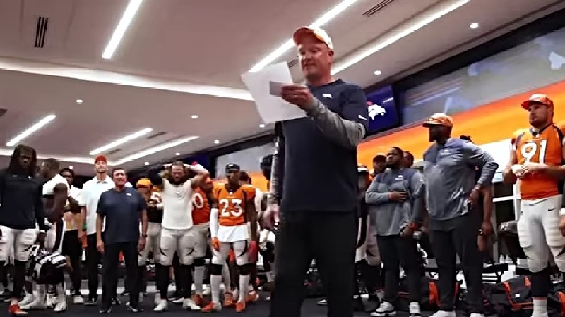 Denver Broncos head coach Nathaniel Hackett consulting notes while delivering his victory speech after his team's September 18 victory over the Houston Texans.
