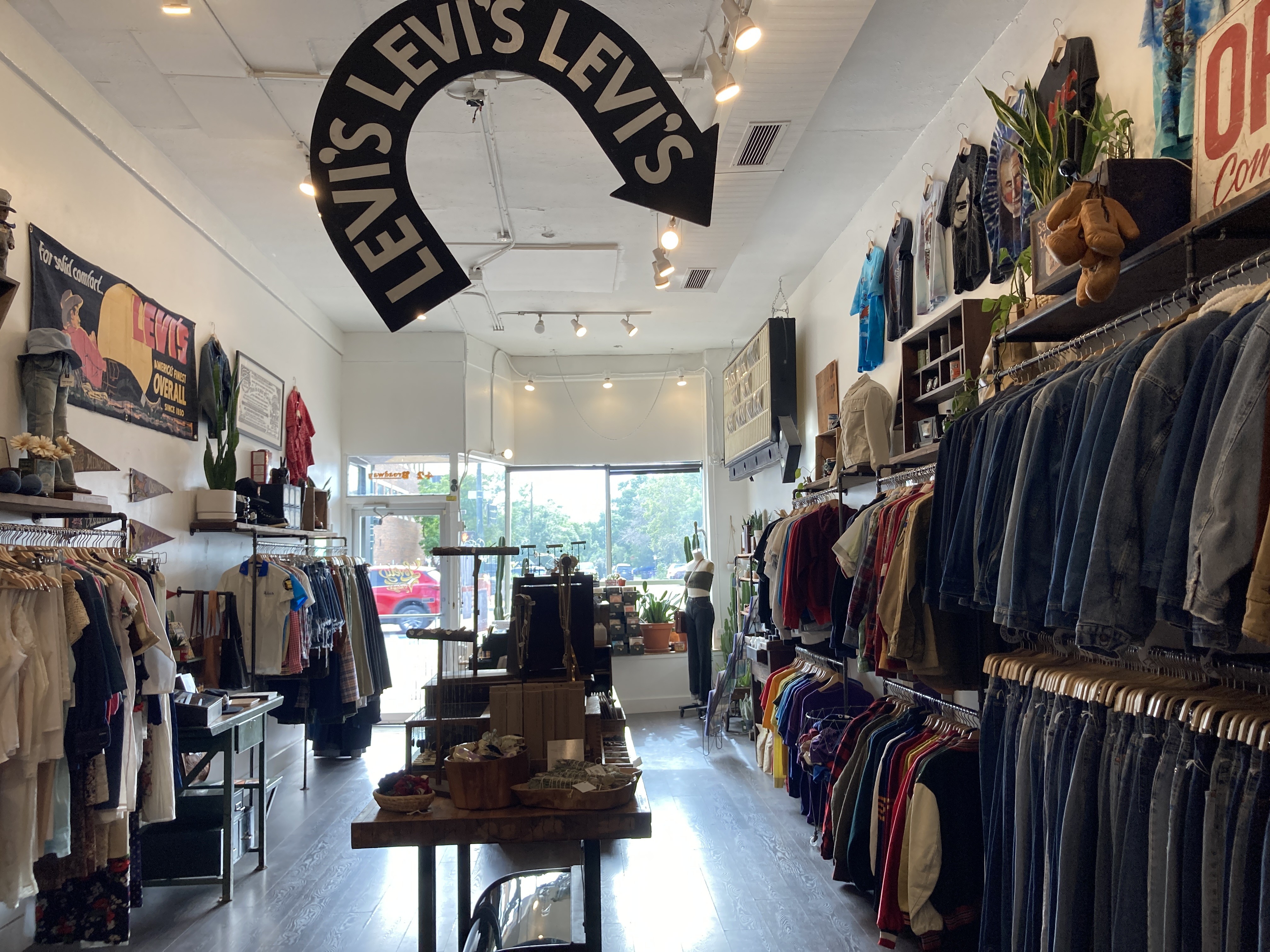 Best Vintage Clothing Store 2018, The Fashionista Consignment Boutique, Best Restaurants, Bars, Clubs, Music and Stores in Miami
