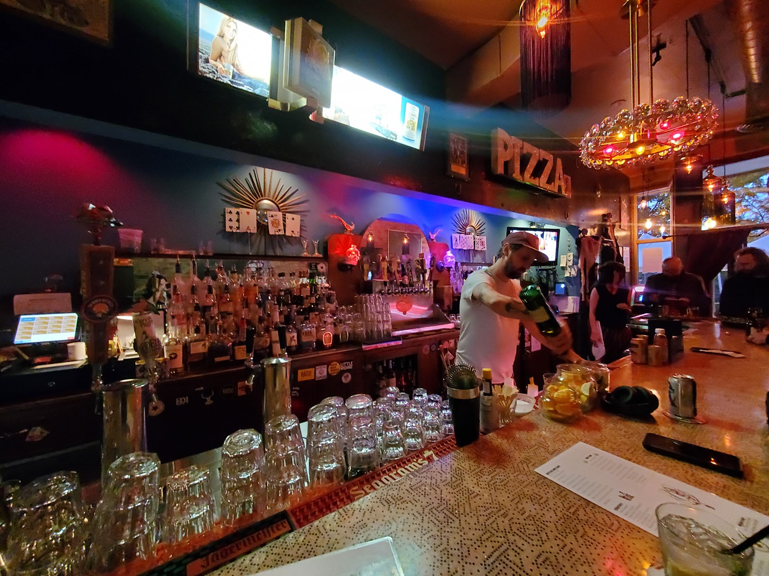 Roxy's Restaurant & Bar – The Horseshoe Casino - The Mountain-Ear