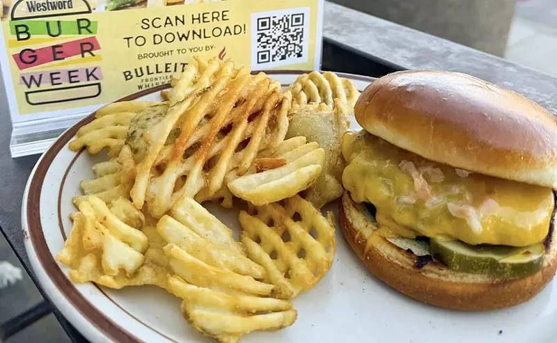 Image: cheeseburgerburger with chips